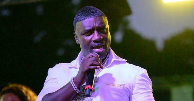 Americký spevák Akon podstúpil transplantáciu vlasov v Turecku