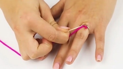 Ako odstrániť prsteň uviaznutý v prste?