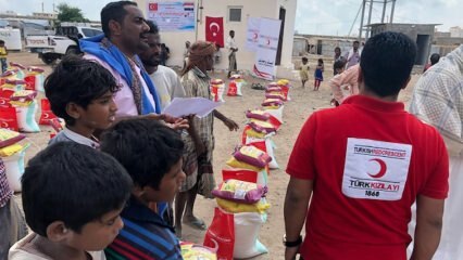 Potravinová pomoc pre prisťahovalcov v Jemene z tureckého Červeného polmesiaca