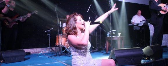 Grécka speváčka Anastasia Kalogeropoulou účinkovala v TRNC, vyhlásená za zradcu