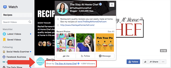 Toto je snímka obrazovky so show Recepty na stránkach Facebook Watch. Kredit Show By The Stay At Home Chef je zvýraznený jasne červenou šípkou a červeným rámčekom. Vyskakovacie okno s podrobnosťami o facebookovej stránke The Stay At Home Chef pokrýva titulnú fotografiu relácie Recipes Facebook Watch. Rachel Farnsworth prevádzkuje stránku na Facebooku aj reláciu Facebook Watch.