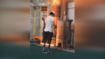 Mladý muž sa modlí svojimi protetickými nohami v mešite Hagia Sophia!