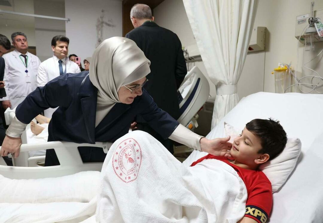 Prezident Erdoğan a jeho manželka Emine Erdoğan navštívili obete zemetrasenia