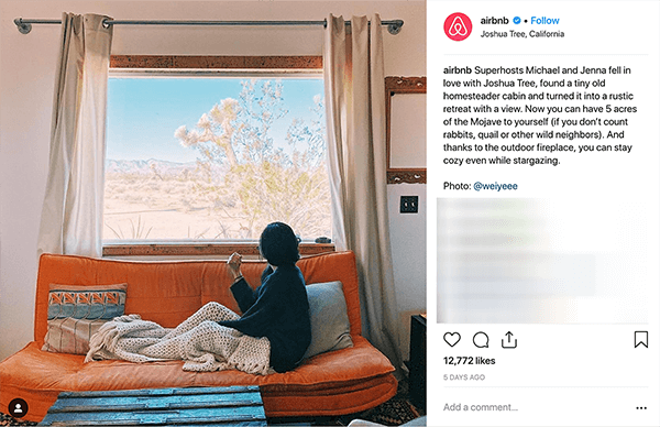 Toto je screenshot príspevku na Instagrame z Airbnb. Rozpráva príbeh páru, ktorý cez Airbnb hostí ľudí u nich doma. Na fotografii niekto sedí na oranžovom gauči pod béžovou pletenou dekou na prehozy a pozerá sa z okna na púštnu krajinu. Melissa Cassera hovorí, že tieto príbehy sú príkladom podnikania, ktoré využíva prekonanie príšernej plotline vo svojom marketingu na sociálnych sieťach.