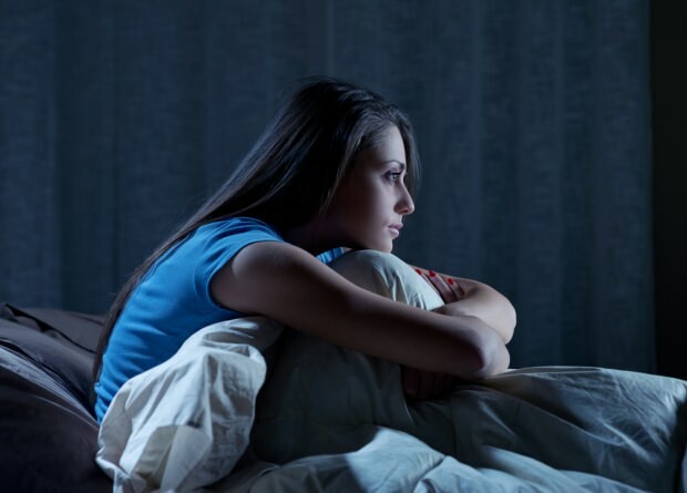 Nadmerná únava a stres počas dňa spôsobuje zobudenie v noci a nespavosť nasledujúci deň