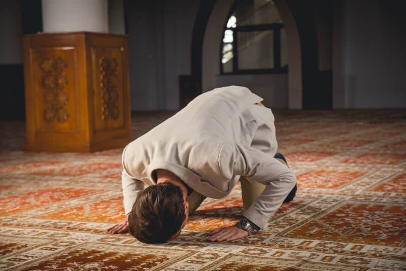 Čo je kamat, ako ho môžem priviesť k modlitbe? Kametská modlitba v arabskej výslovnosti