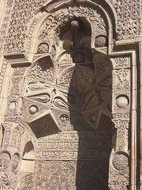 Veľká mešita Divrigi - Západná brána - tieňová silueta
