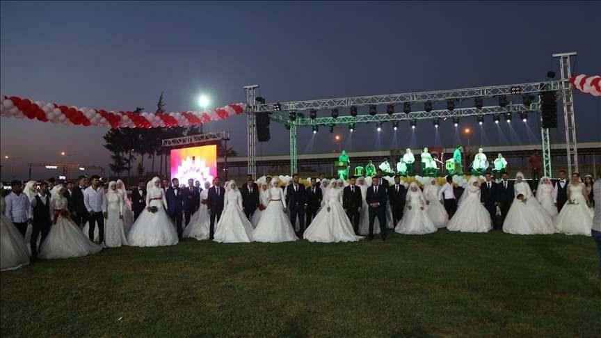Svadby a svadby sa konali pre 100 obetí zemetrasenia