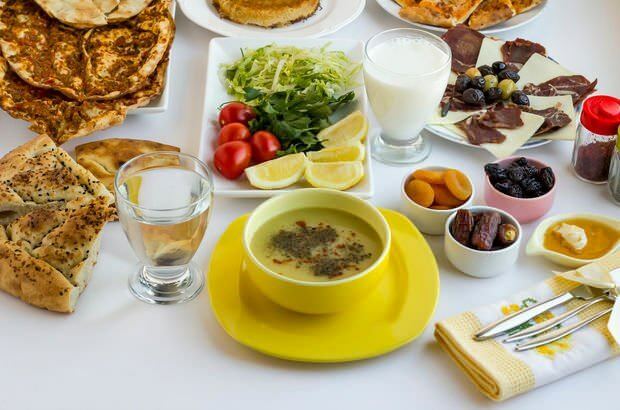 Malo by byť polievka v iftar jedlách. Polievka zjemňuje orgány bez vody.