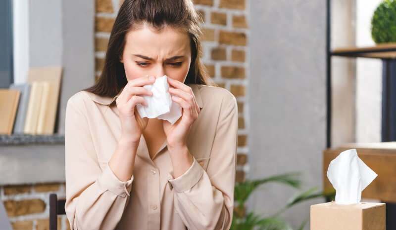 Výtok z nosa sa vyskytuje aj pri alergickej očnej horúčke. 