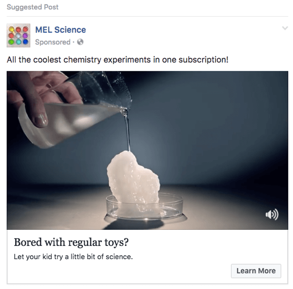 Táto reklama na Facebooku MEL Science využíva klipy z videa YouTube.