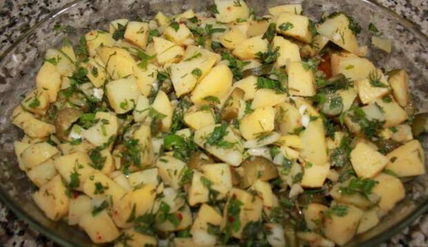 Ako pripraviť chutný zemiakový šalát?