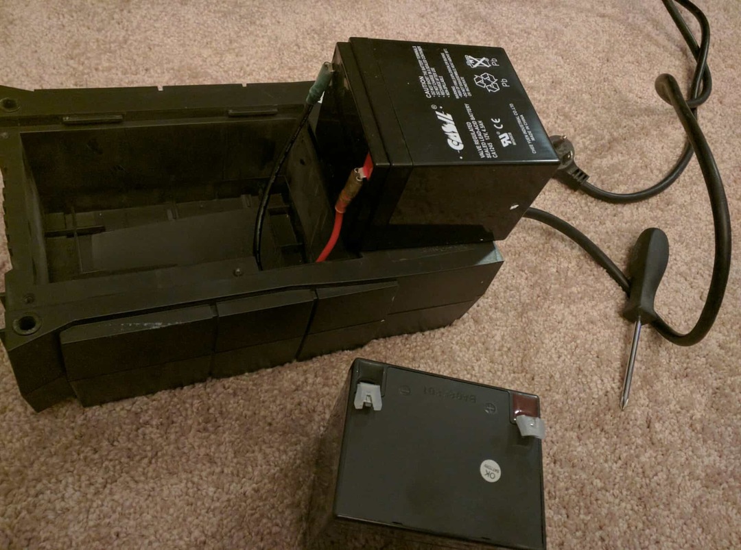 Oprava prepäťovej ochrany DIY: Vymeňte svoju vlastnú batériu UPS a ušetrite 30 až 150 dolárov