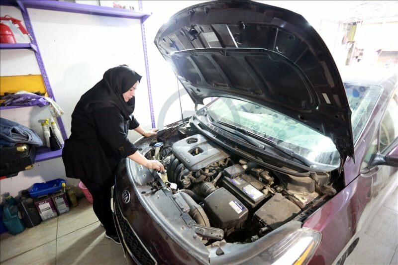 Dve absolventky univerzity Um Rıza sa stali prvou bagdadskou ženskou automechaničkou