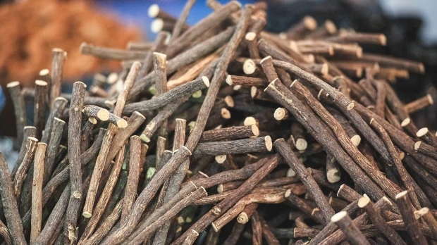 malý koreň sladkého drievka sa varí a enzýmy v ňom prechádzajú do vody a získa sa čaj.