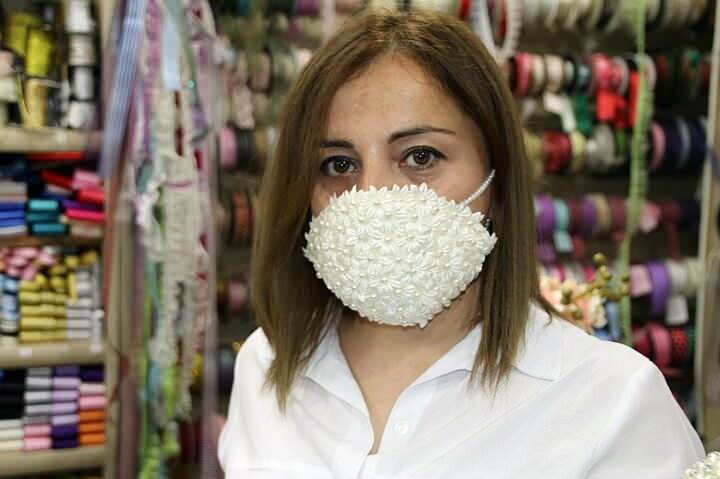 Ako si vyrobiť svadobnú masku doma? Guipure a korálková výšivka na maske