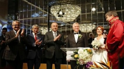 Minister zahraničia Çavuşoğlu sa zúčastnil svadobného obradu v Antalyi