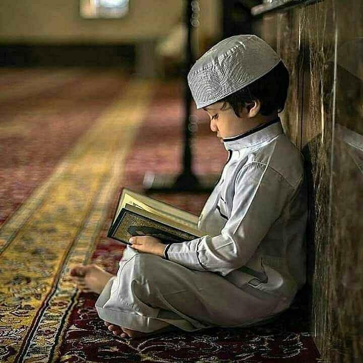 chlapec čítajúci Korán