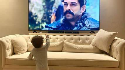 Burak Özçivit prvýkrát zdieľal svojho syna! Keď Karan Özçivit uvidel svojho otca v televízii ...