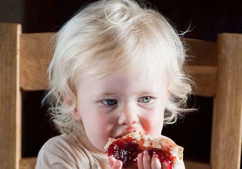 dieťa jesť džem