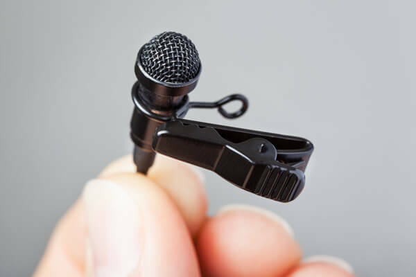 Pripevnite si na svoj odev mikrofón lavalier, aby ste mohli pracovať bez použitia rúk.